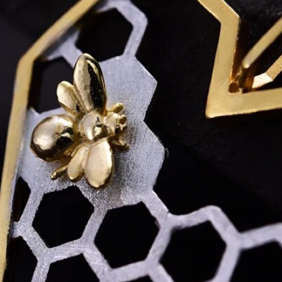 🎁 Artisan Handmade 925 Silver Bee Honeycomb Necklace - Picture 4 of 10